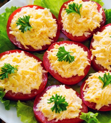 Помидоры с чесноком и сыром